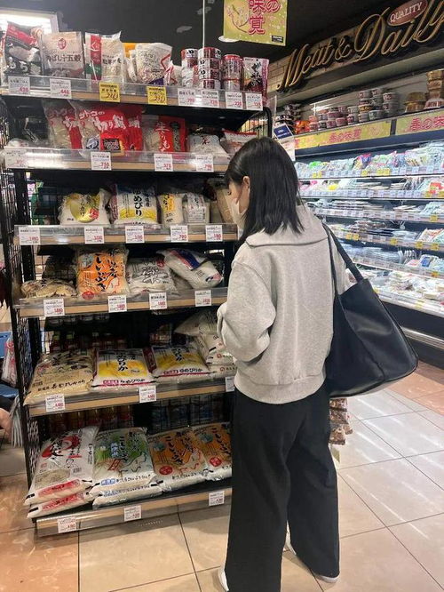 日本民众在超市购买大米