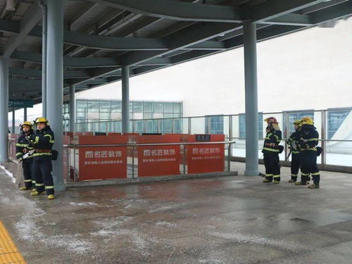 高铁站台工作人员处理突发事件场景