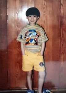 王嘉尔微笑面对镜头