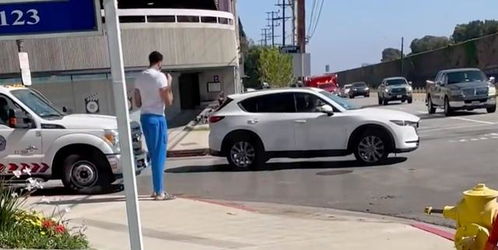 警车与救护车出现在车祸现场