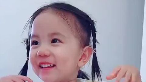 小女孩抱着柯基狗开心大笑