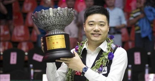 宋佳手捧白玉兰奖杯微笑