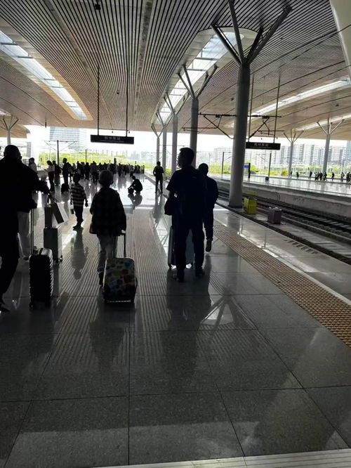 高铁站台空旷无人的场景