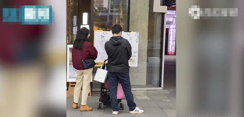 街头年轻母亲抱着婴儿