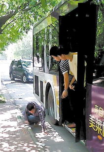乘客围观并拍摄视频场景
