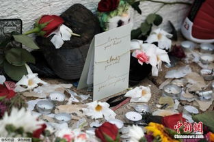 利物浦球迷在事发地点献花悼念遇难者