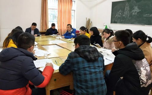 一位教师在课堂上授课