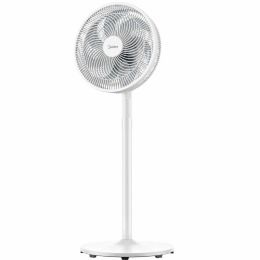 一位女士在室内使用电风扇降温