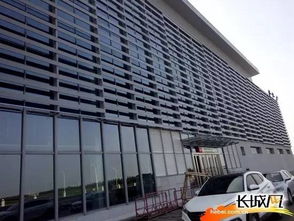 南京奥体中心工作人员清洁座椅场景