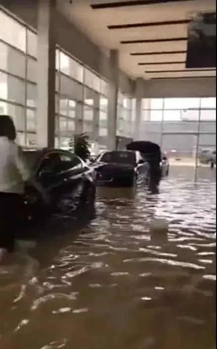 成都东站变水帘洞？暴雨后的城市奇观与真实故事