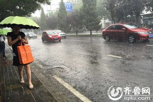 葡萄牙街头行人撑伞抵御酷暑