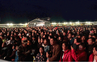 音乐节现场观众热情高涨