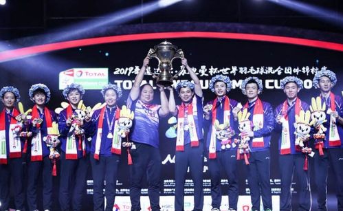 PEL颁奖典礼冠军队伍高举奖杯庆祝