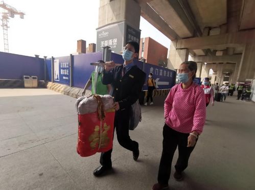 游国春在卸货现场与志愿者合影