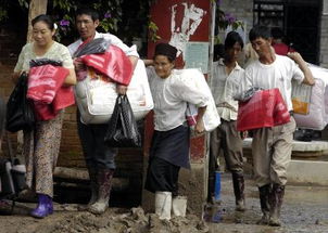 灾区群众领取救援物资