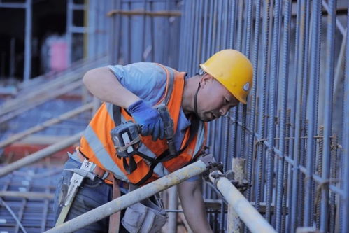 施工现场工人忙碌场景