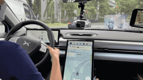 小鹏汽车智能驾驶演示图