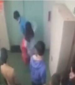 男女同事在办公室讨论文件