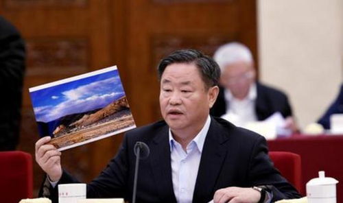 宁高宁在办公室内沉思