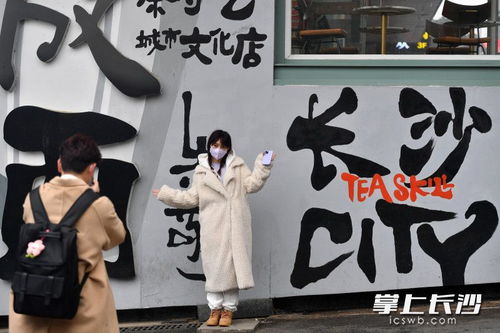 日本大阪街头游客拍照打卡