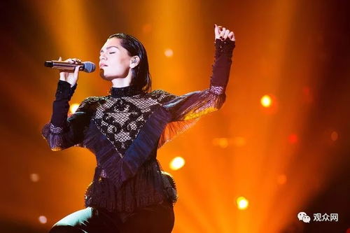 年轻歌手在舞台上微笑挥手致意