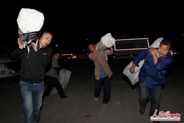 胡雷在搬运救灾物资