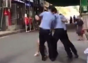 民警带走涉事家长