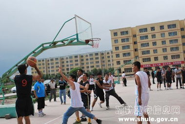 篮球场上激烈的比赛场景