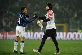 赛后两队球员握手致意