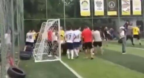 人们参与足球活动