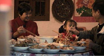 一家人围坐吃饭洗手