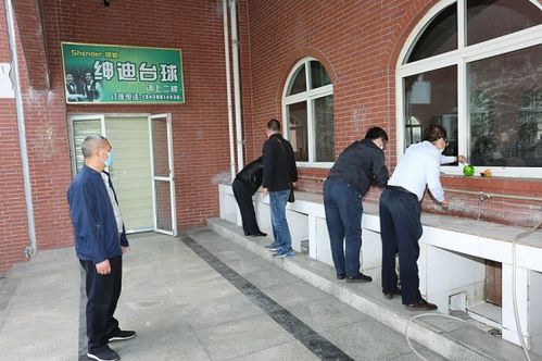 食堂排队打饭场景