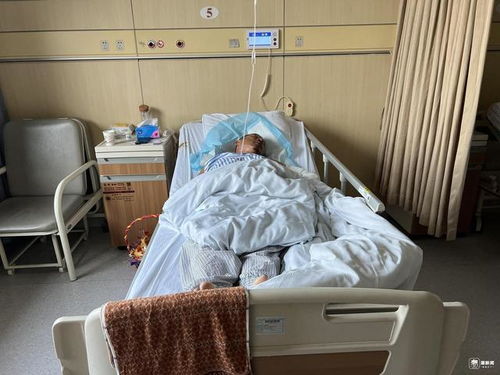 万海躺在病床上