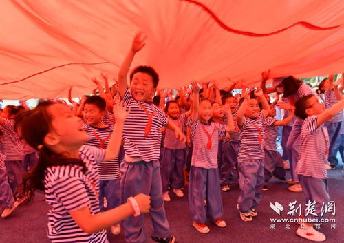 乌镇童玩节现场孩子玩耍画面