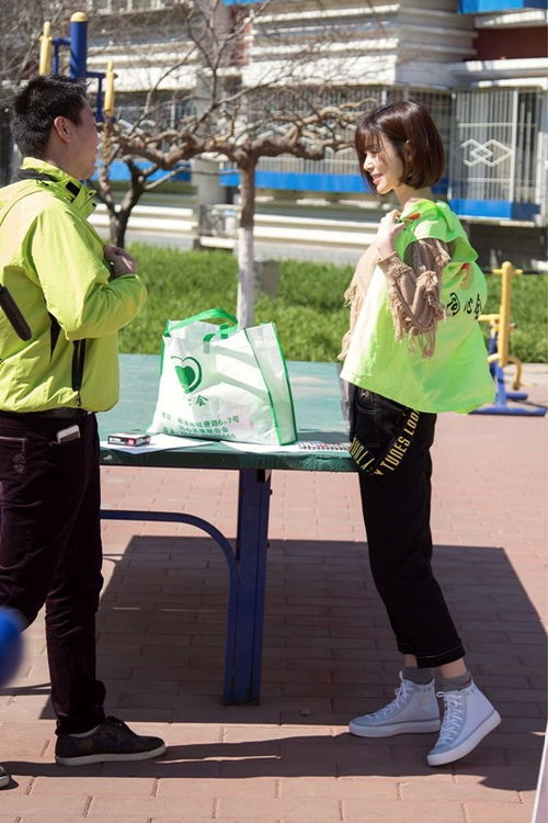 志愿者们前来探望小女孩