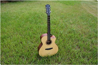 小美认真弹吉他的样子