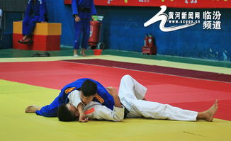 激烈的比赛中选手们专注操作的画面