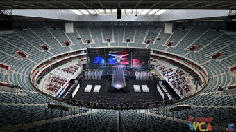 电竞选手在舞台上激烈对决