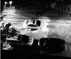 北京大雨致道路积水，开车似行船，出行受阻