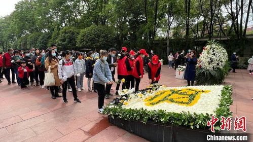 各界人士缅怀现场图