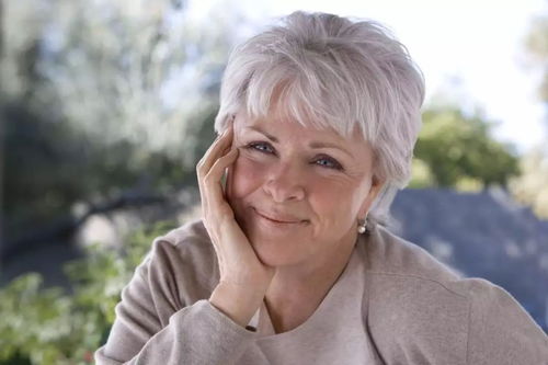 老人在高温下擦汗