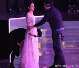 向佐在后台准备服装的场景