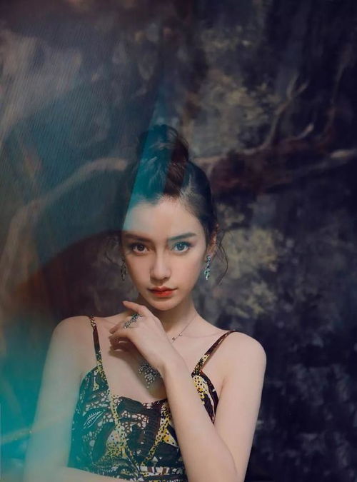 Angelababy港风街拍，时尚感满满