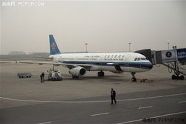 海航客机停靠在机场廊桥旁