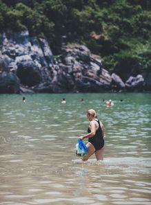 游客在越南海滩游玩场景