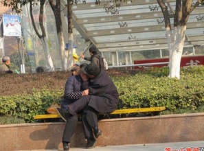 警方通报南京‘红老头’事件始末