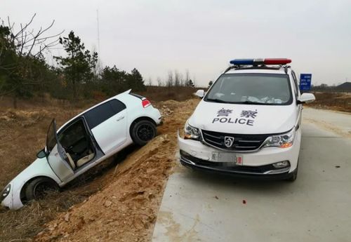 嫌疑人驾车疯狂闯卡
