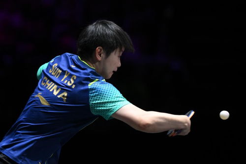 孙颖莎比赛中挥拍的照片