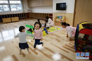 孩子们在幼儿园玩耍