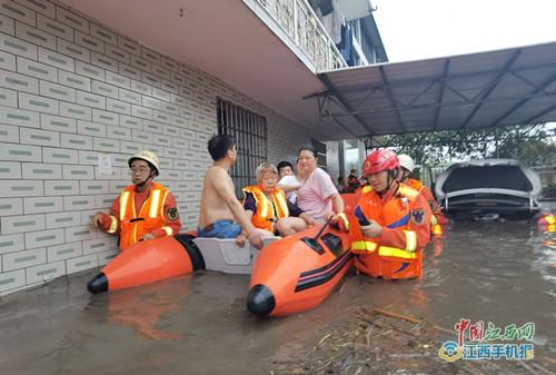 消防员救助被困群众